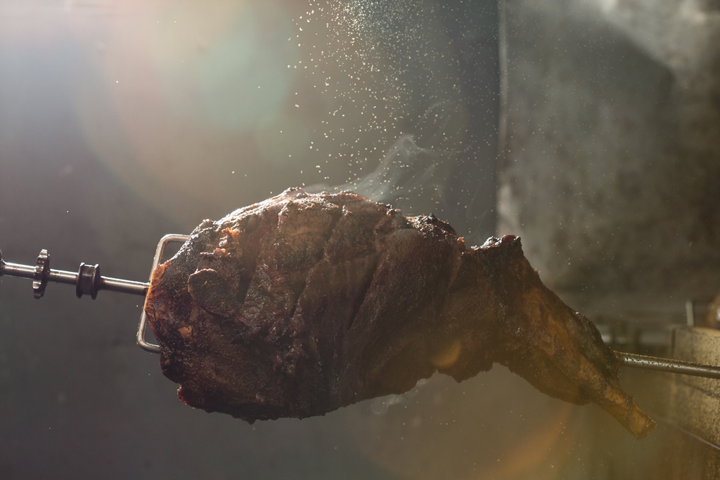 選用紐澳6個月小羔羊羊後腿，肉質有彈性，富含油香，適合燒烤。（帶骨小羔羊腿1元／克）