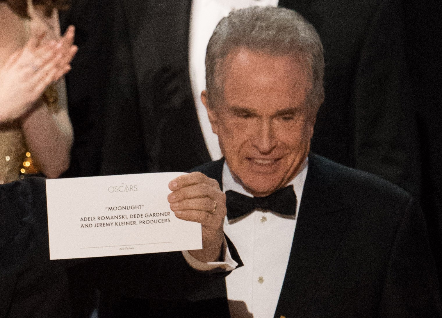 華倫比提頒發最佳影片，誤將《月光下的藍色男孩》頒成《樂來越愛你》，引發本屆奧斯卡最大鳥龍，他在台上臉露尷尬。（東方IC）