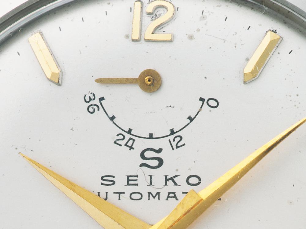 1956年SEIKO發表的第一款自動腕錶,面盤上印有經典的「蛇S」標誌。