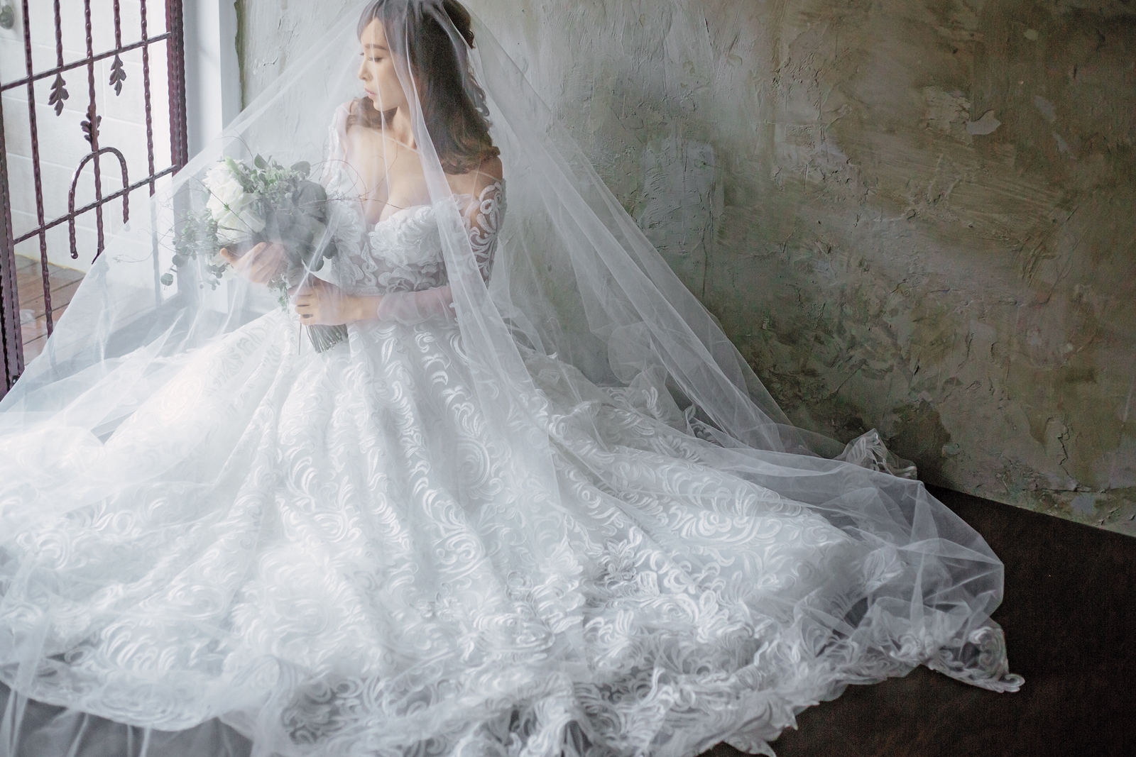 張宇上圍傲人，穿起白紗清純中見性感。