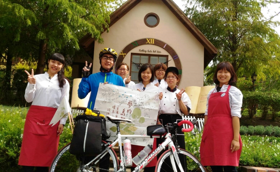 旅人林先生（左二）以單車環島方式完成「夢的島遊」集點活動，卻選擇不兌換免費住宿，而是請薰衣草森林幫忙捐米。（薰衣草森林提供）