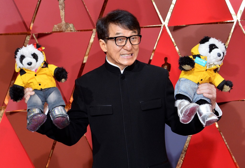 成龍今年手持兩隻熊貓玩偶參加奧斯卡，這對名為「LAZY」的熊貓玩偶，其實是慈善計畫的一部分。透過跟世界各地名人合影的玩偶，推廣慈善理念。