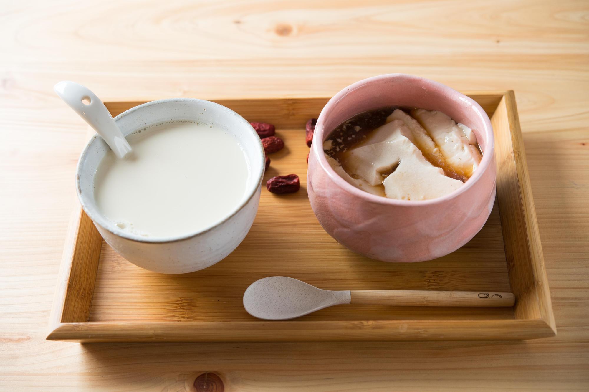 「豆花」（右，60元／碗）澆淋紅棗黑糖薑汁，再來碗「豆漿」（左，45元／碗），口腹大滿足。