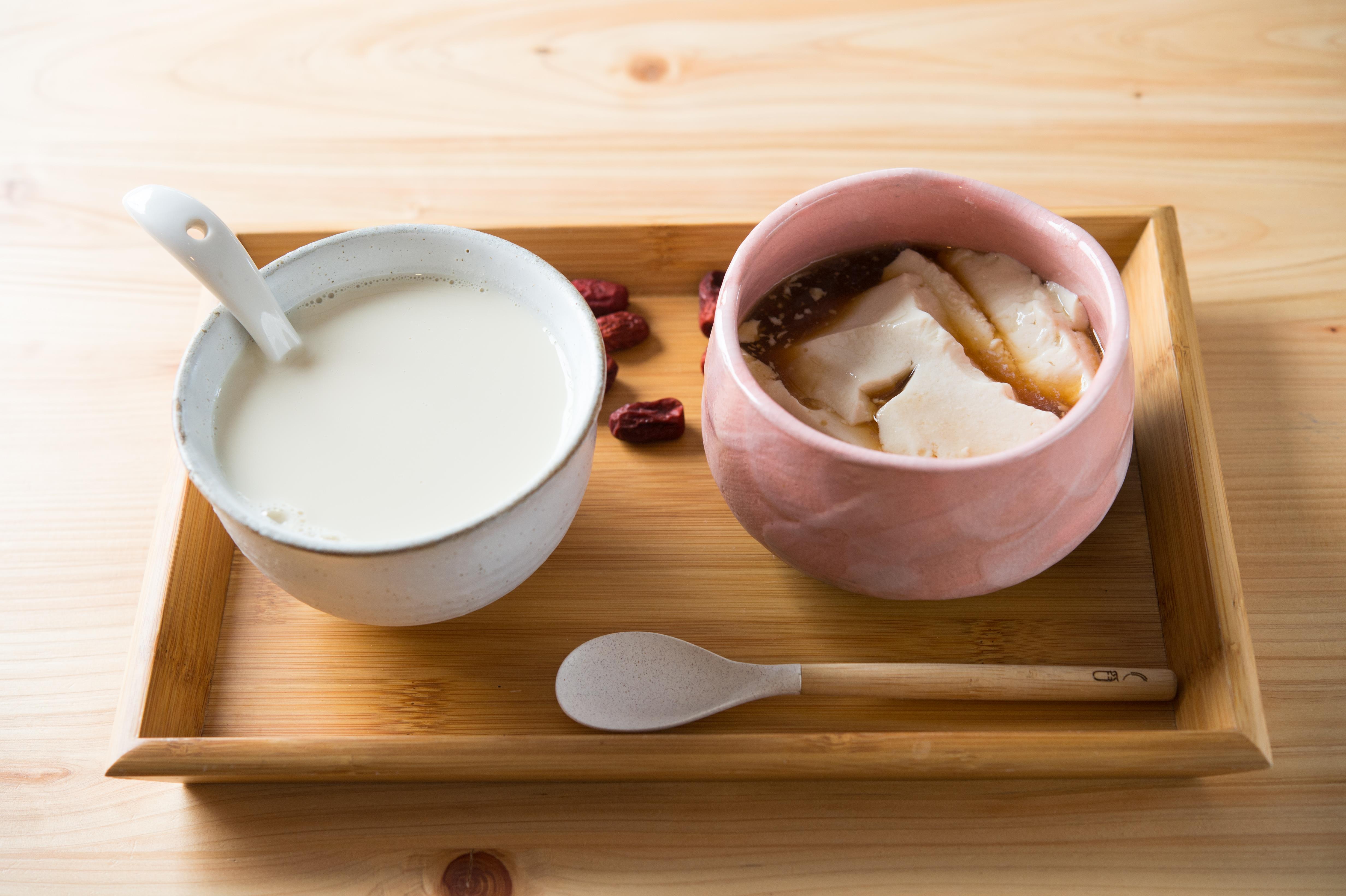 「豆花」（右，60元／碗）澆淋紅棗黑糖薑汁，再來碗「豆漿」（左，45元／碗），口腹大滿足。
