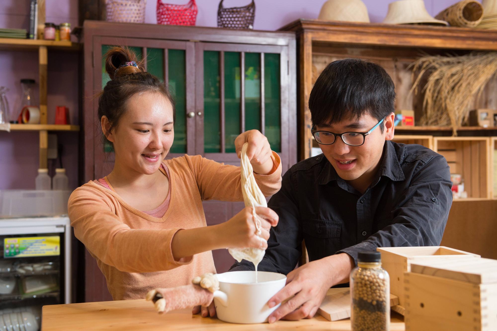 旅人體驗手工豆腐DIY。