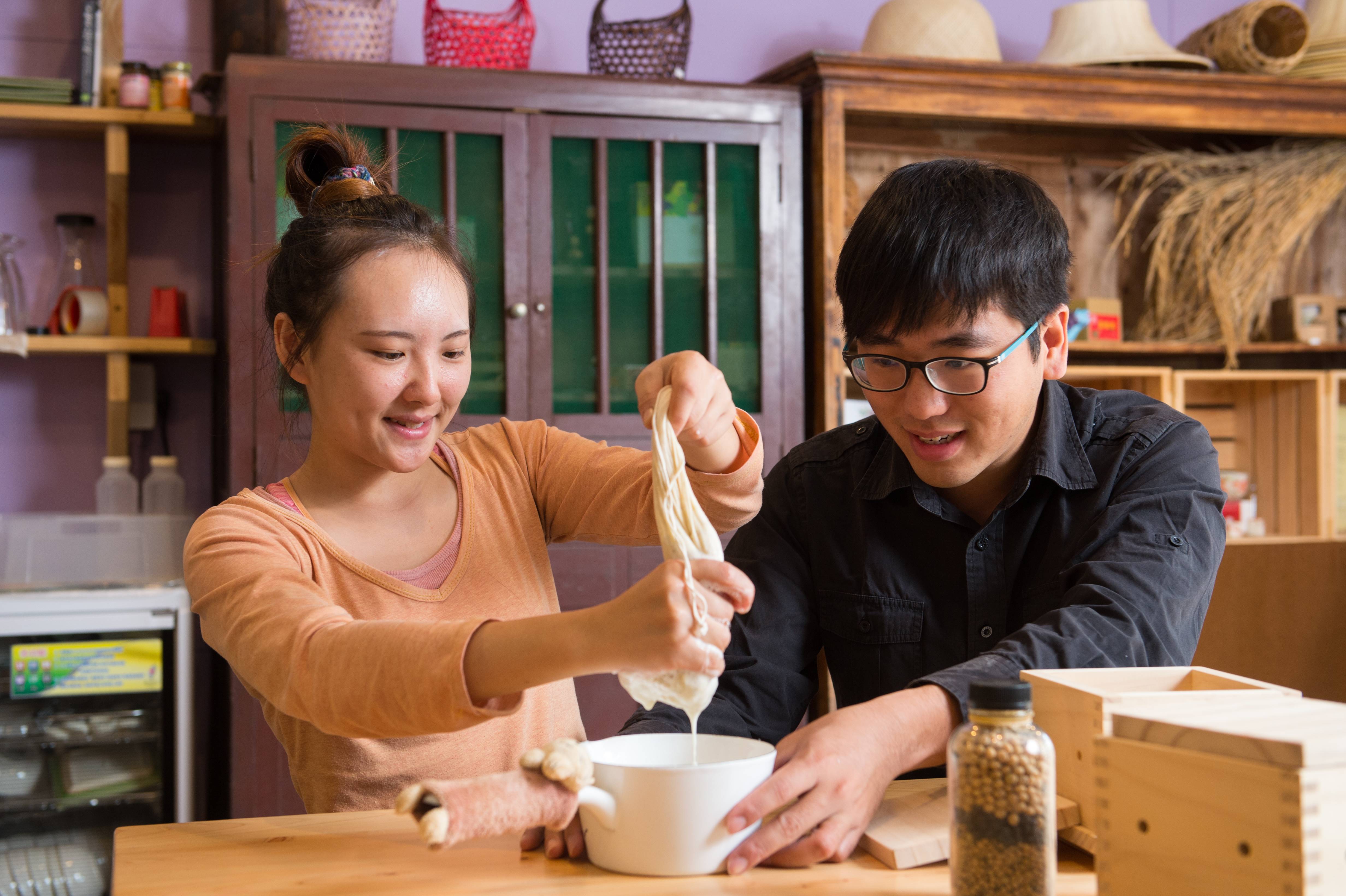 旅人體驗手工豆腐DIY。