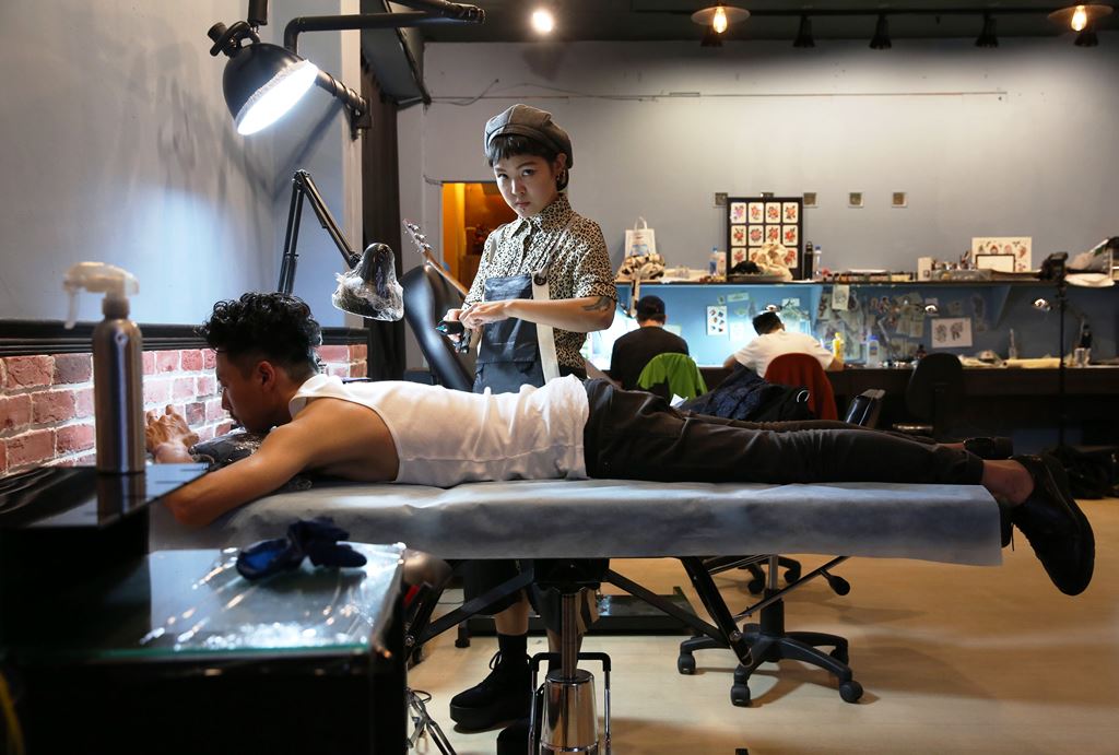 刺青師傅是不常見的職業，女刺青師傅更是刺青師這行的稀有動物。