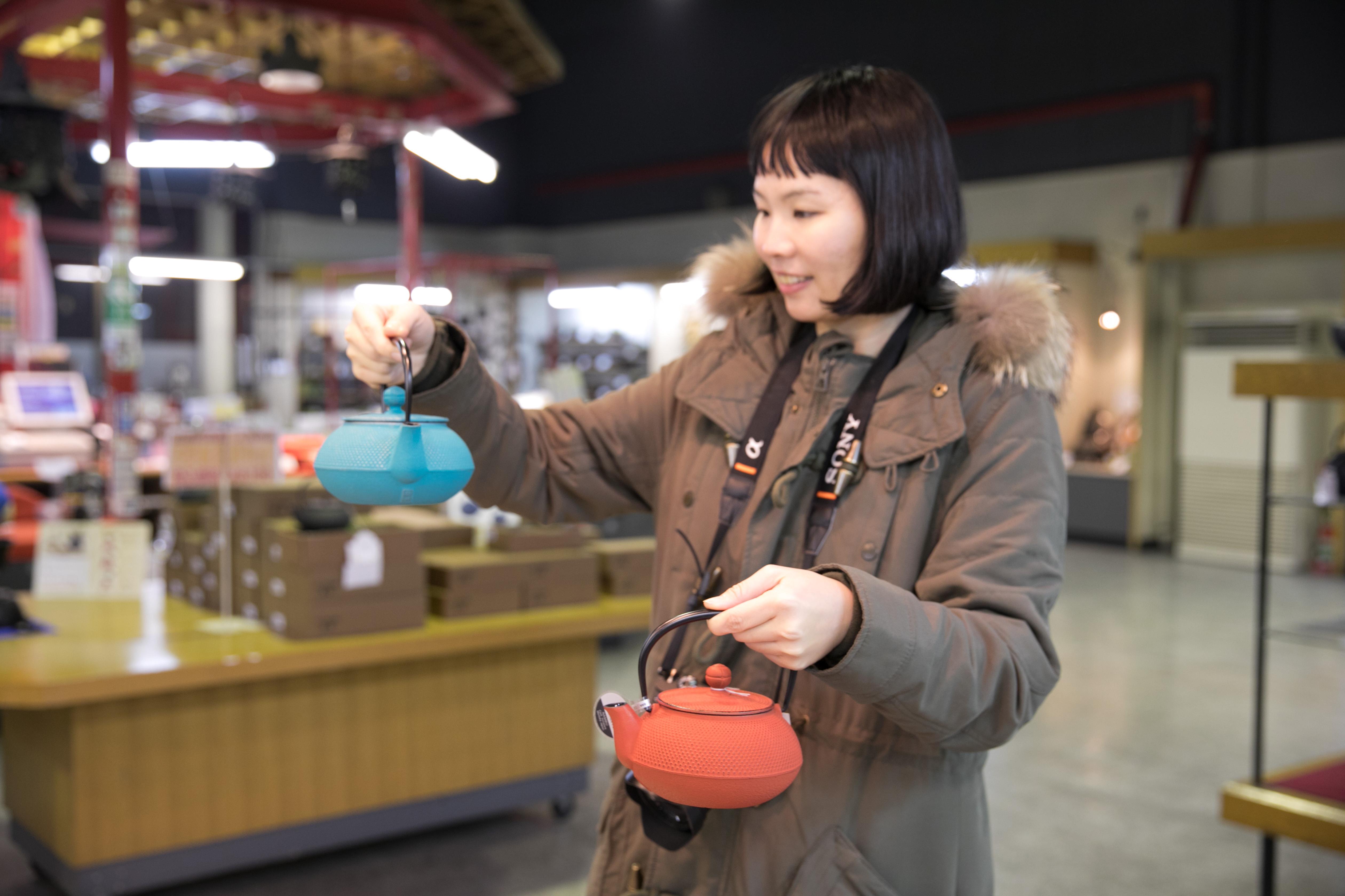 色彩繽紛的手工鐵壺，讓知名部落客下午茶女王Venus逛得愛不釋手。