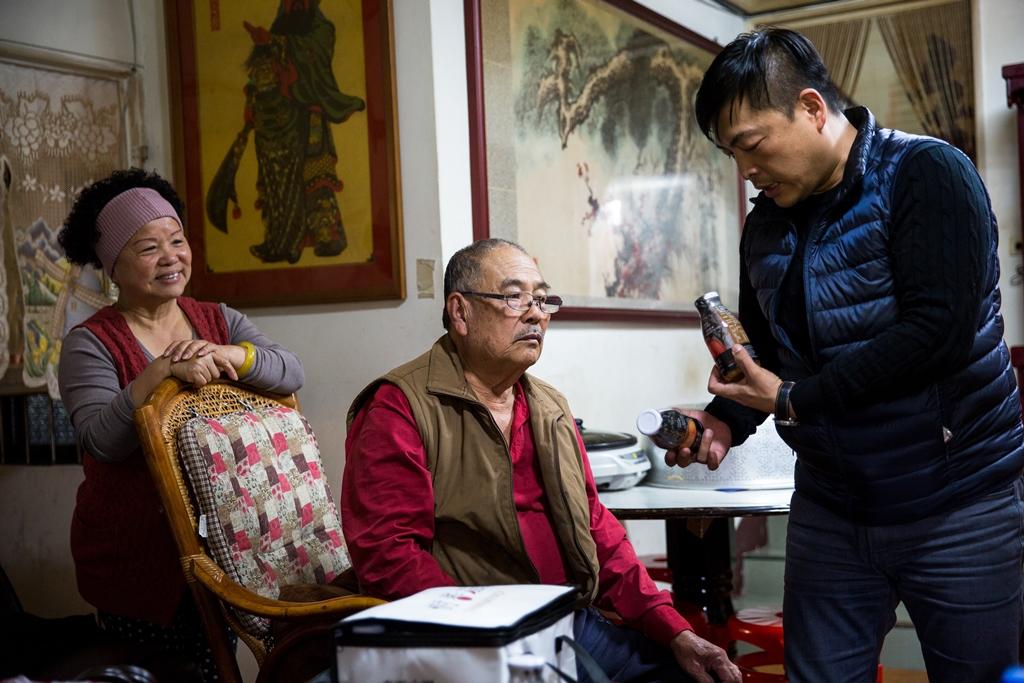莊明諺（右一）將自家農田全種植樹番茄後，父母親（左一、二）也當兒子的左右手幫忙，肯定他的轉變和努力。
