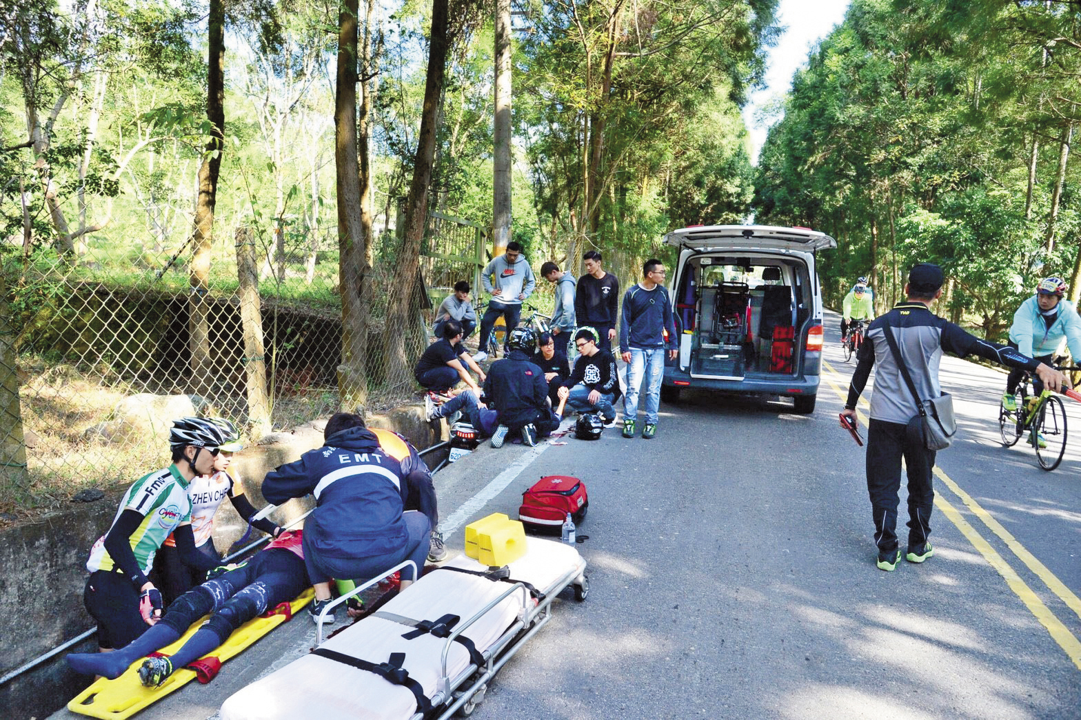 林美玲遭摩托車迎頭撞擊，彈飛到路上，而騎乘的自行車當場斷成兩半。（小君提供）