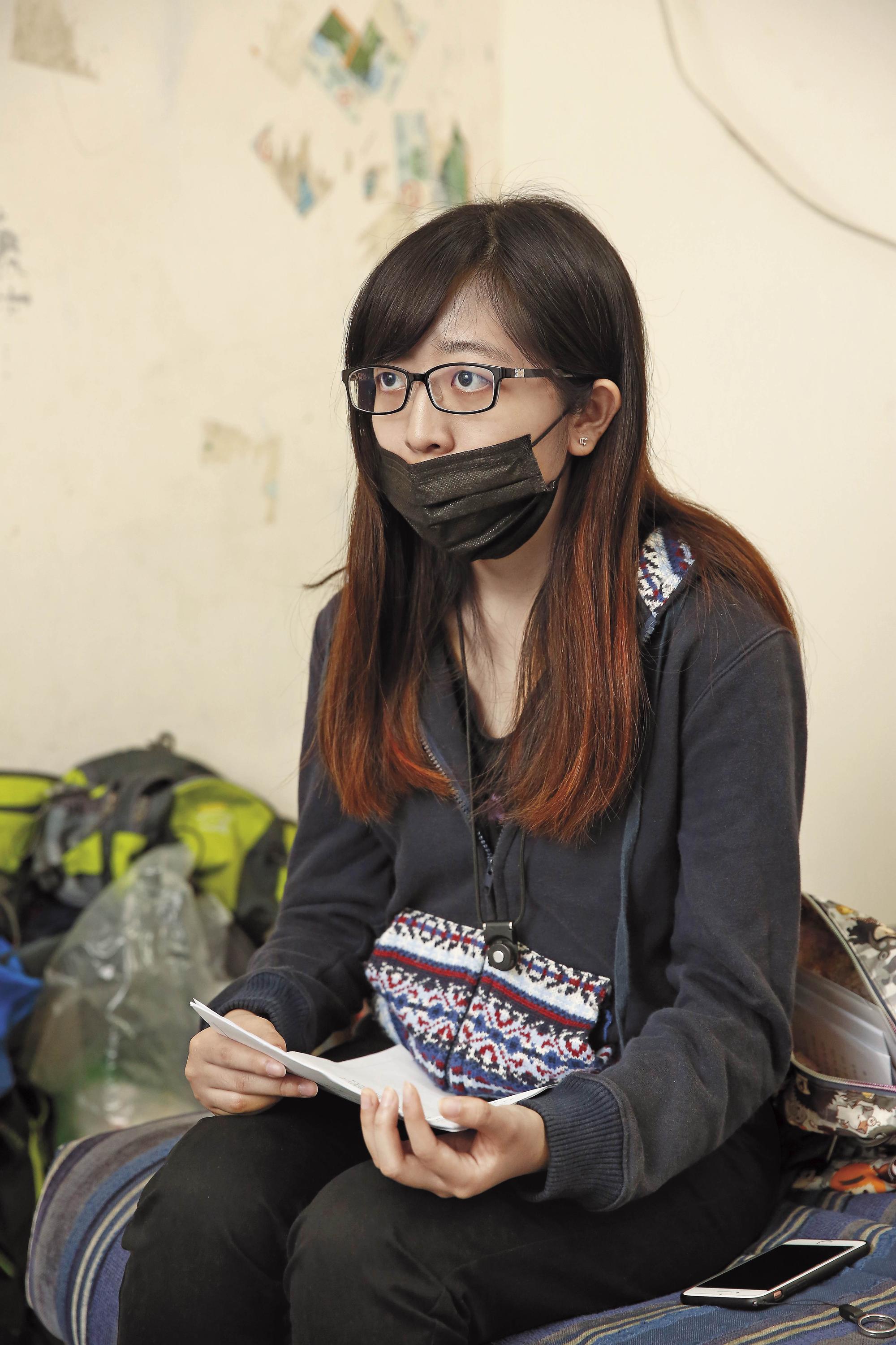 林美玲的獨生女小君在媽媽走後，為了查清當天真相及責任歸屬不斷奔走。