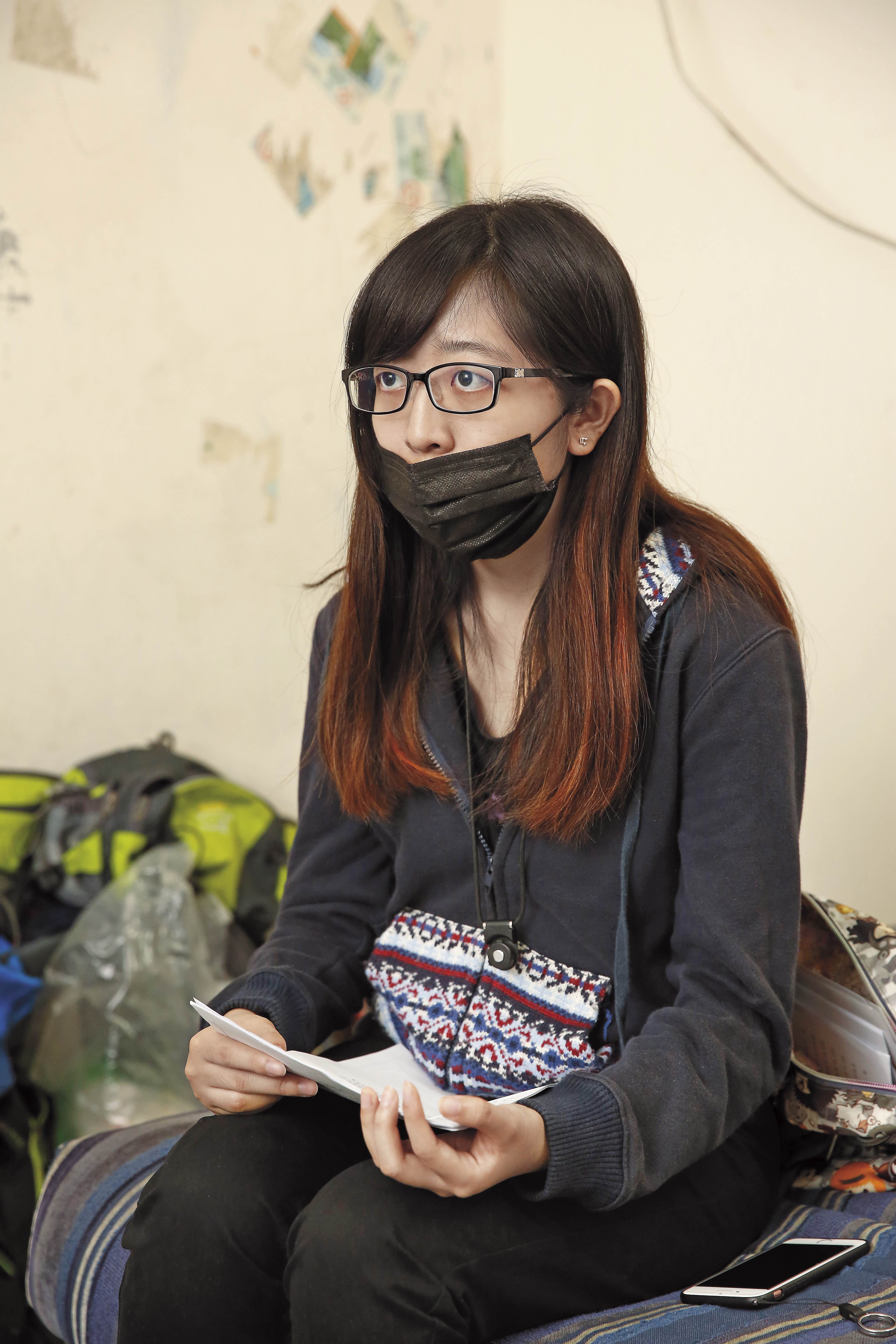 林美玲的獨生女小君在媽媽走後，為了查清當天真相及責任歸屬不斷奔走。