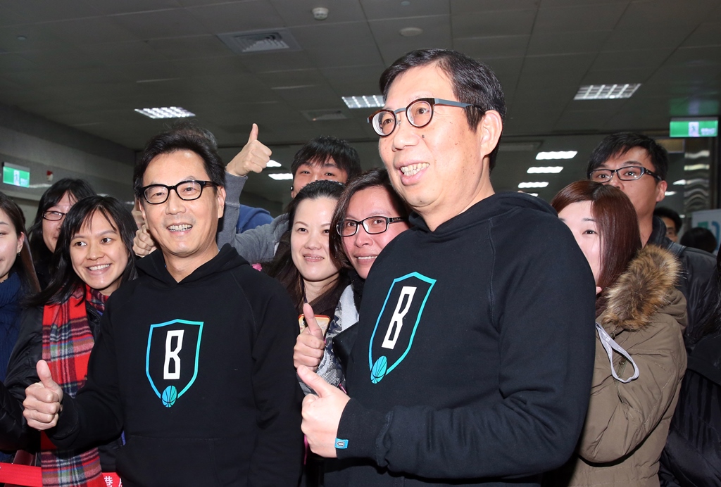 富邦集團董事長蔡明忠(左)與7年前與弟弟蔡明興(右)成立大富媒體收購凱擘。