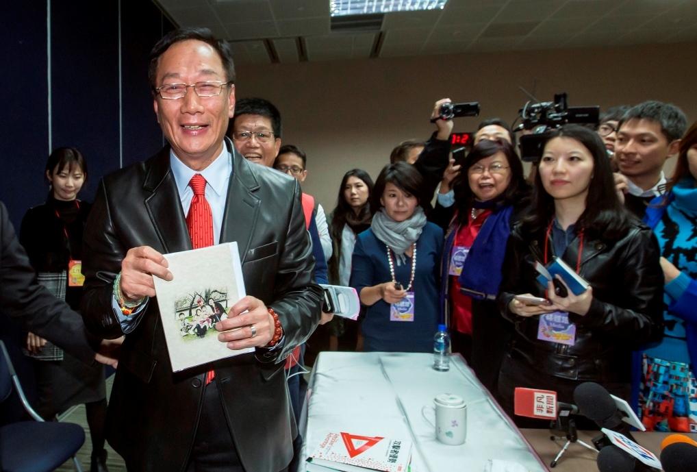 鴻海董事長郭台銘(左)成功入主TBC。