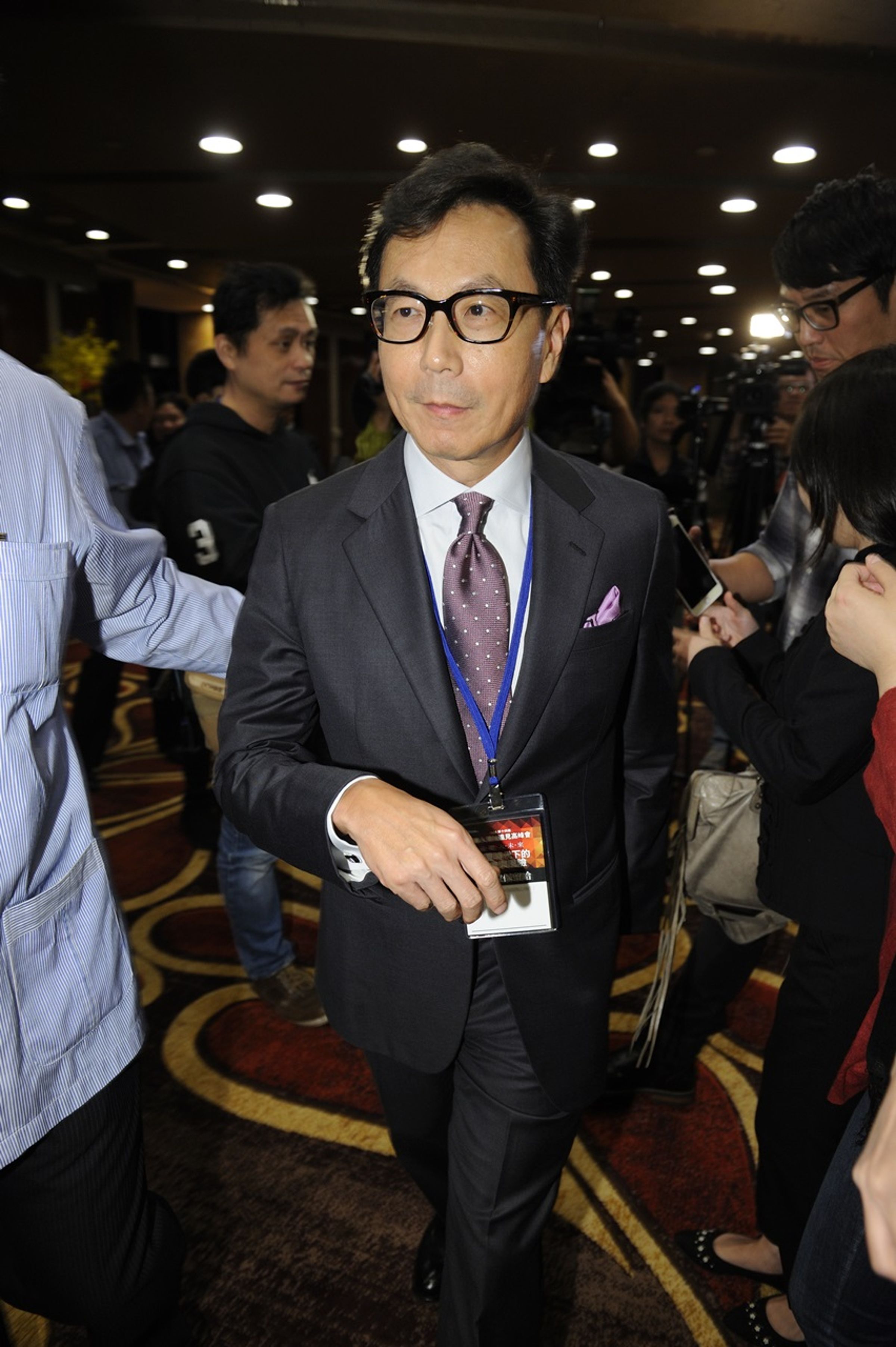 擁有凱擘、台固兩大系統的富邦集團董事長蔡明忠，會是有線電視系統流血殺價，最大的受害者。