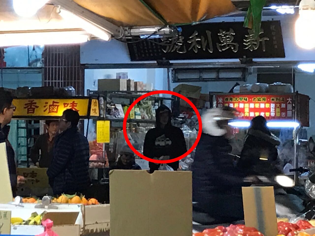 姚元浩27日被讀者拍到在內湖購買晚餐。