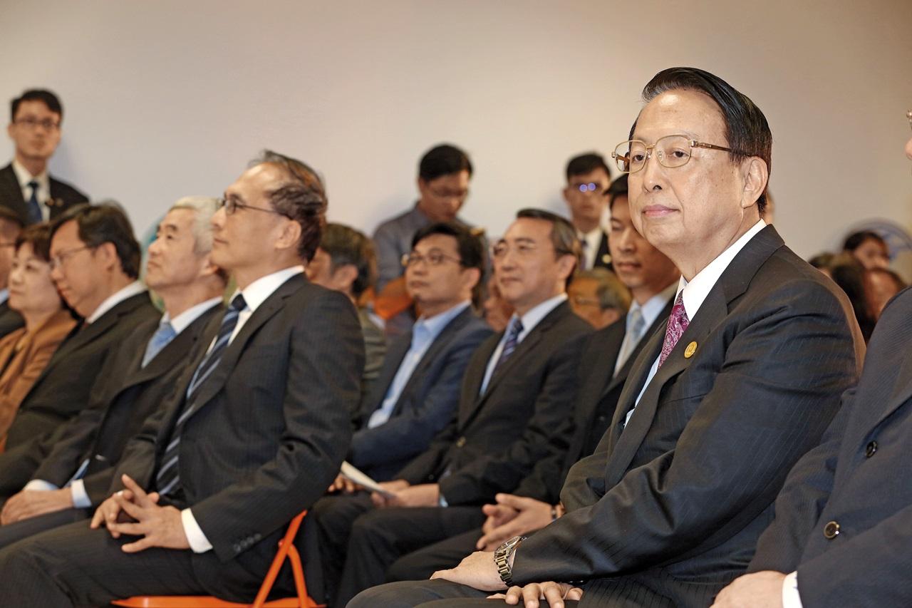 台灣高鐵董事長江耀宗(圖右)去年10月上任,沒想到11月就爆出屬下擅自與中國簽約的重大違紀事件。