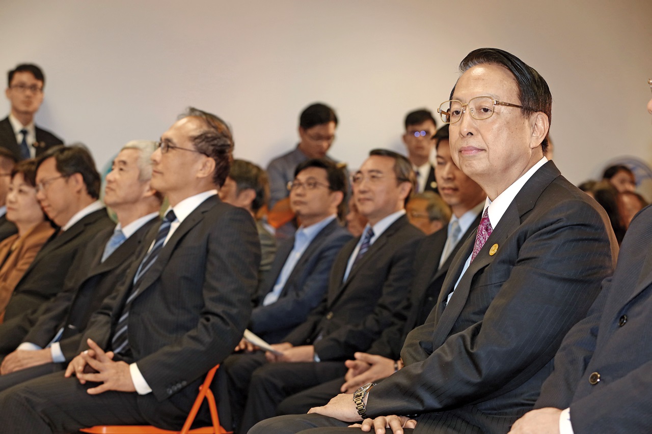 台灣高鐵董事長江耀宗（圖右）去年10月上任，沒想到11月就爆出屬下擅自與中國簽約的重大違紀事件。