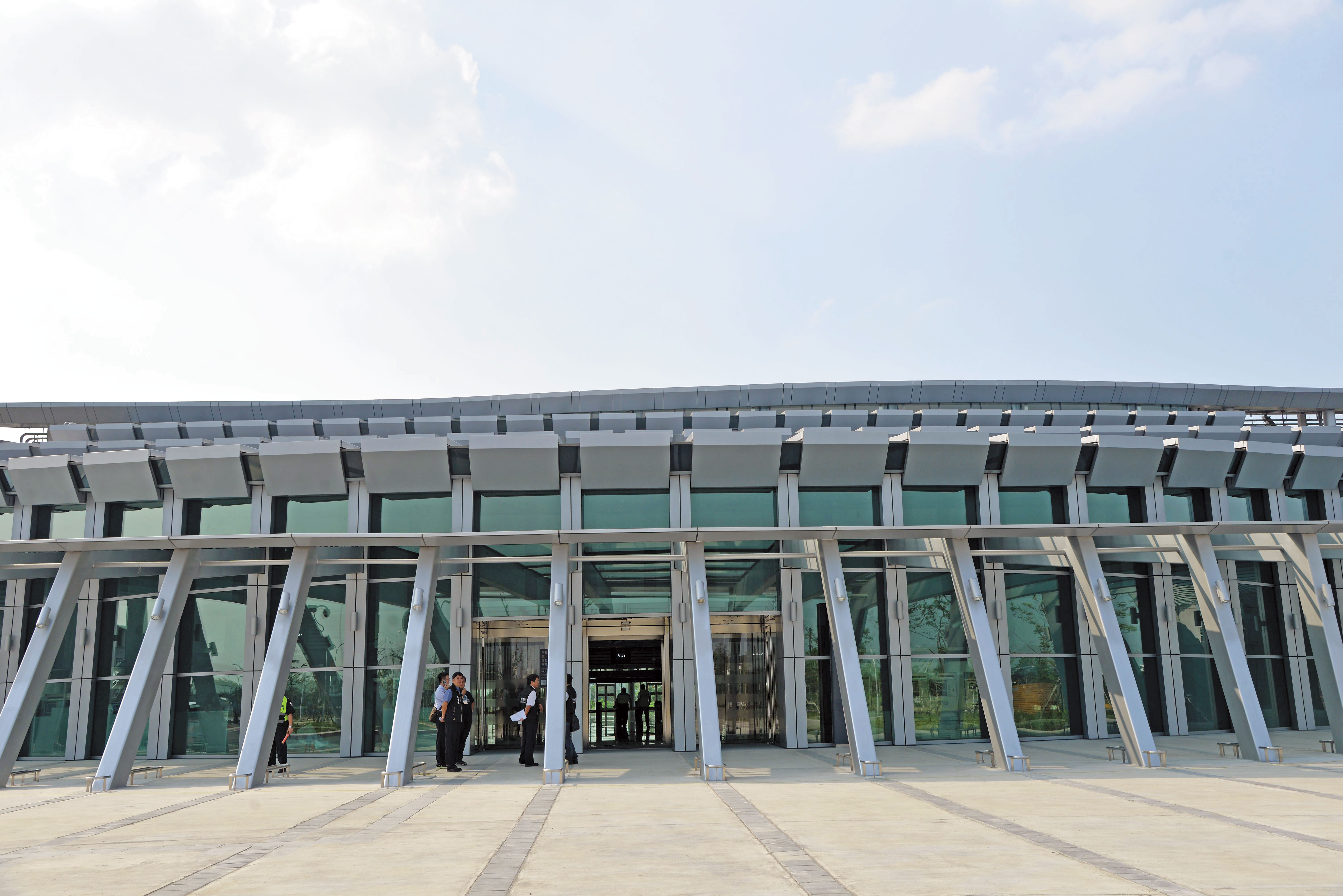 任職於高鐵雲林站的余姓女課員，私自開公務車上下班通勤，造成值班人員無車可用。圖為雲林縣政府。