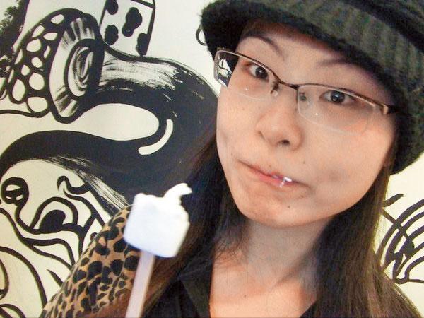 謝依涵犯案前在媽媽嘴咖啡擔任店長，常與客人互動，收押後卻變得沉默！