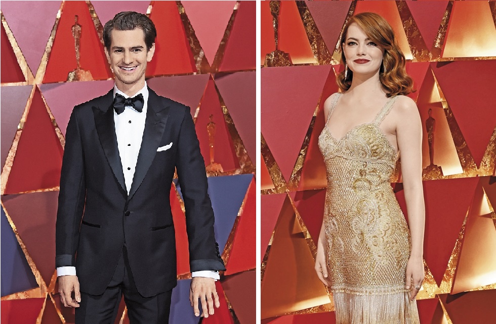 奧斯卡影后艾瑪史東（右）一襲金裝，成為紅毯焦點。安德魯加菲（左）與獎無緣，卻傳出與影后復合。