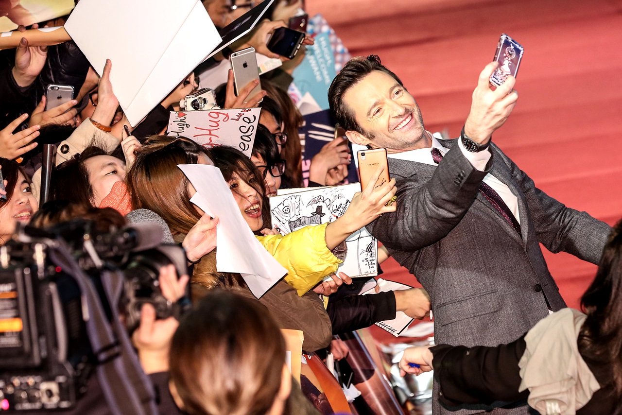 休傑克曼在紅毯有求必應，合照、自拍、簽名來者不拒。