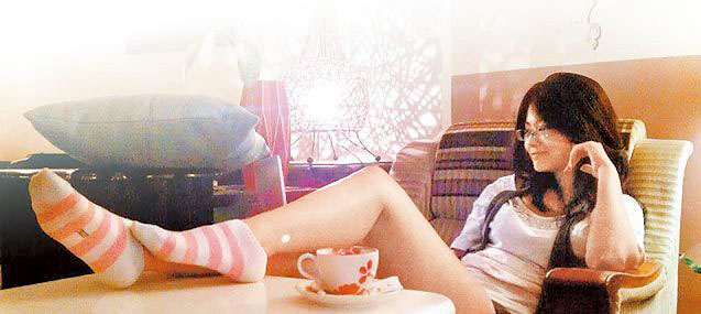 謝依涵2008年到八里媽媽嘴咖啡任職後,曾拍下著清涼熱褲照片放上網路。(翻攝網路)