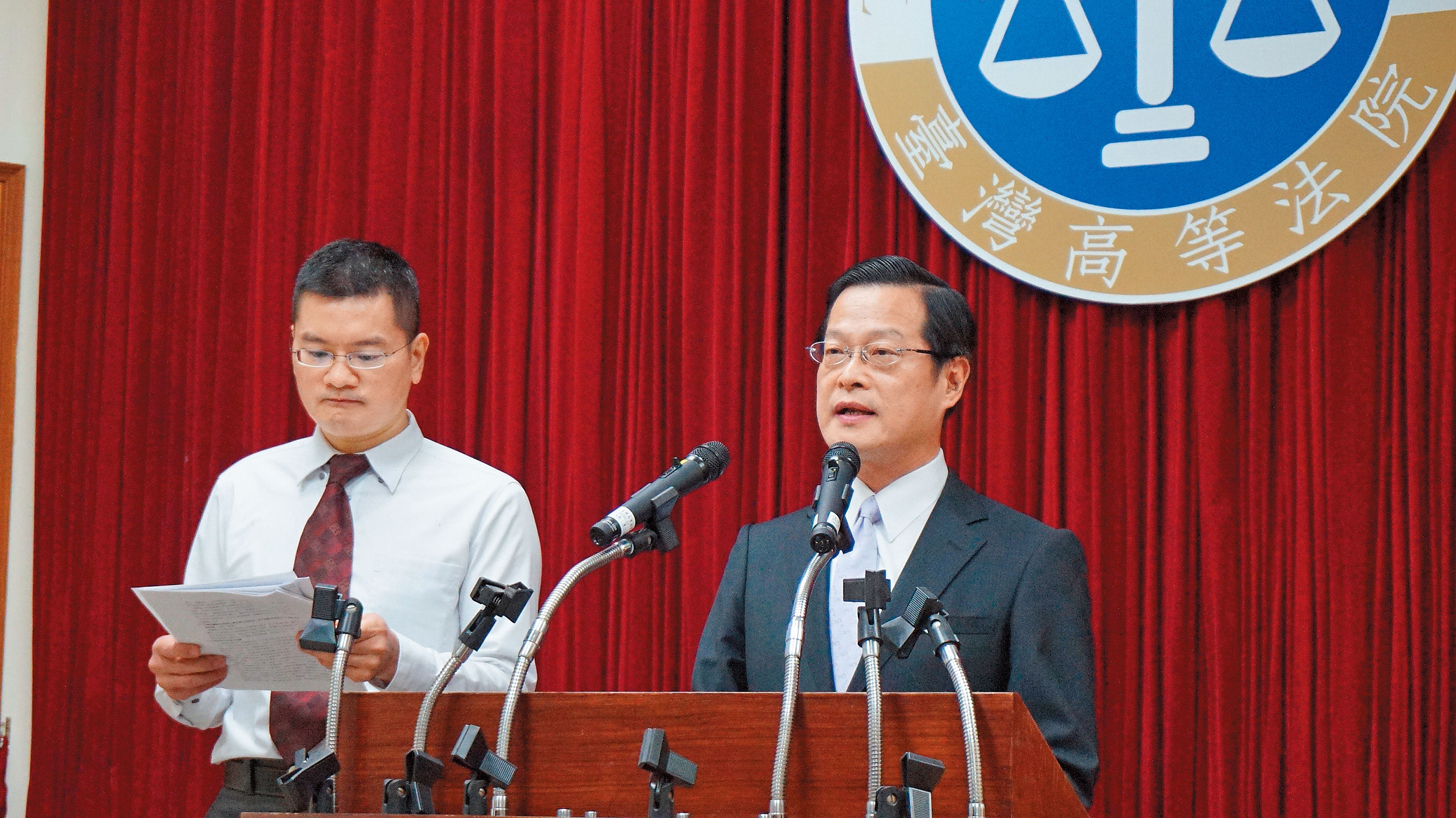 高等法院發言人周盈文庭長（右）指謝依涵再犯率低、有教化可能，改判無期徒刑。