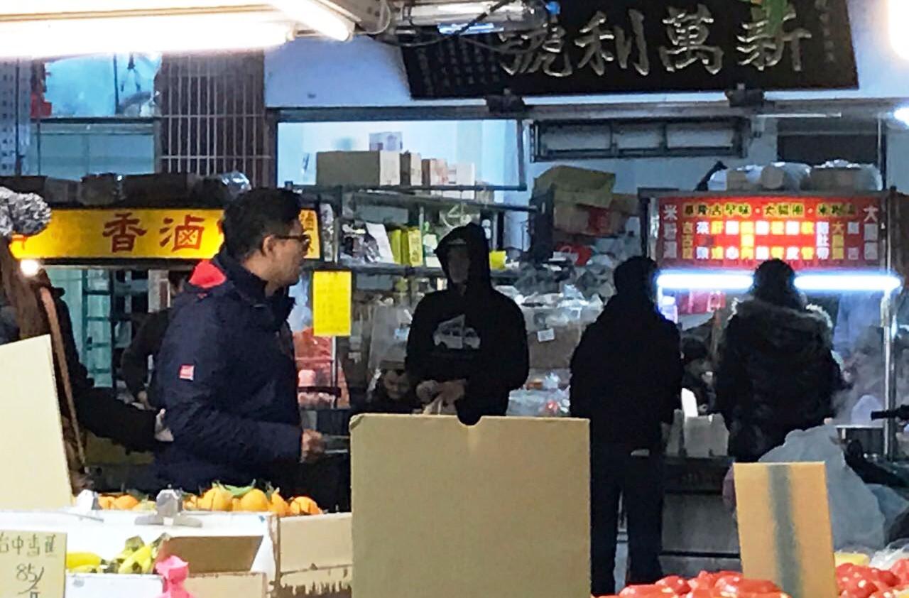 姚元浩27日晚間被直擊與友人在內湖買晚餐。 (讀者提供)