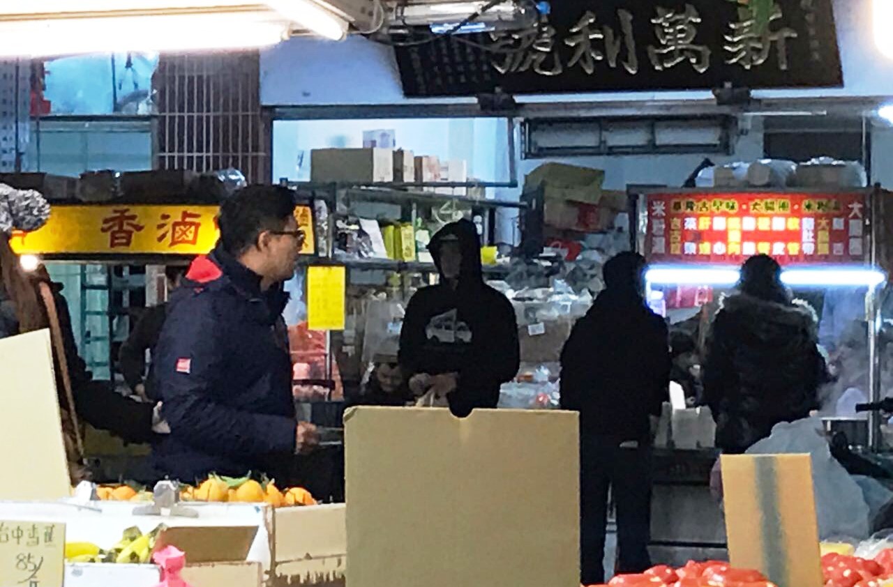 姚元浩27日晚間被直擊與友人在內湖買晚餐。 (讀者提供)
