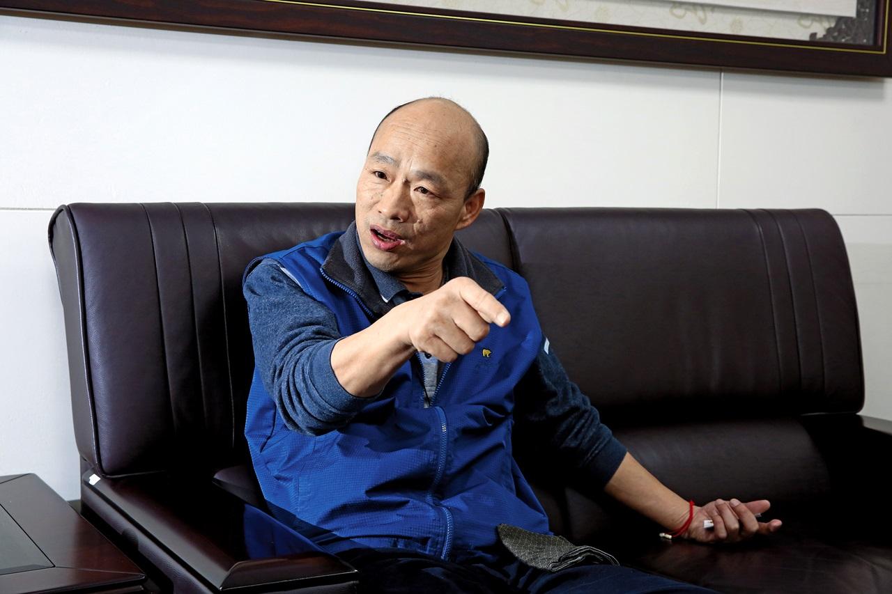 台北農產運銷公司總經理韓國瑜認為國民黨現在被打得跟豬頭一樣躺在地上，他要替藍軍找回榮譽感。