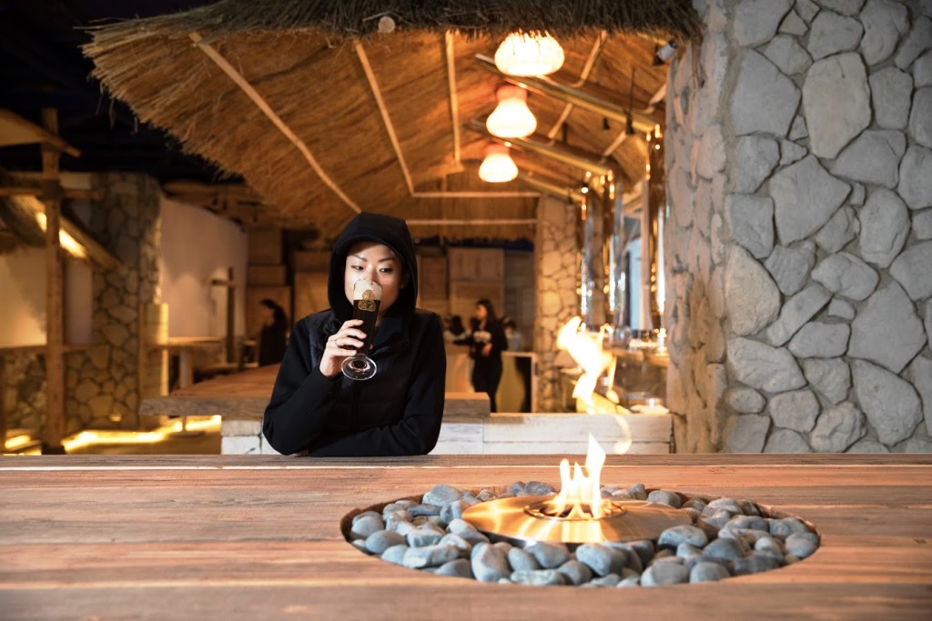 「Driftwood」是「臺虎精釀」繼啜飲室之後最新力作，以南方小島的海邊酒吧為概念發想。