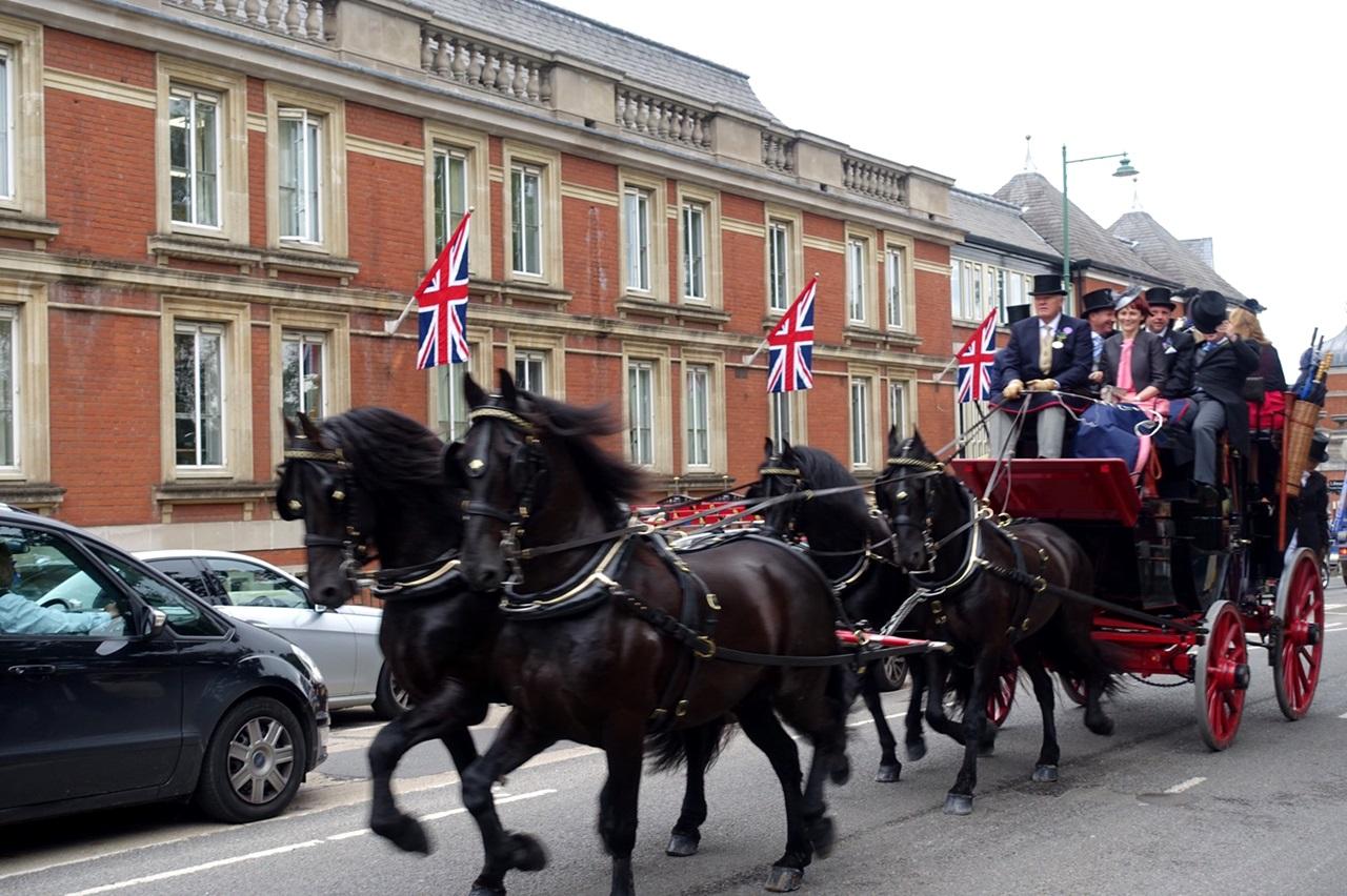 「英國皇家賽馬會」有200多年歷史,保有馬車接駁傳統。(圖片提供:李素溶)