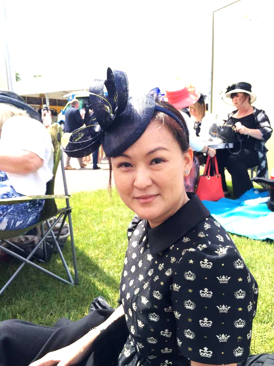 李素溶以英國仕女裝扮參加賽馬野餐。（圖片提供：李素溶）