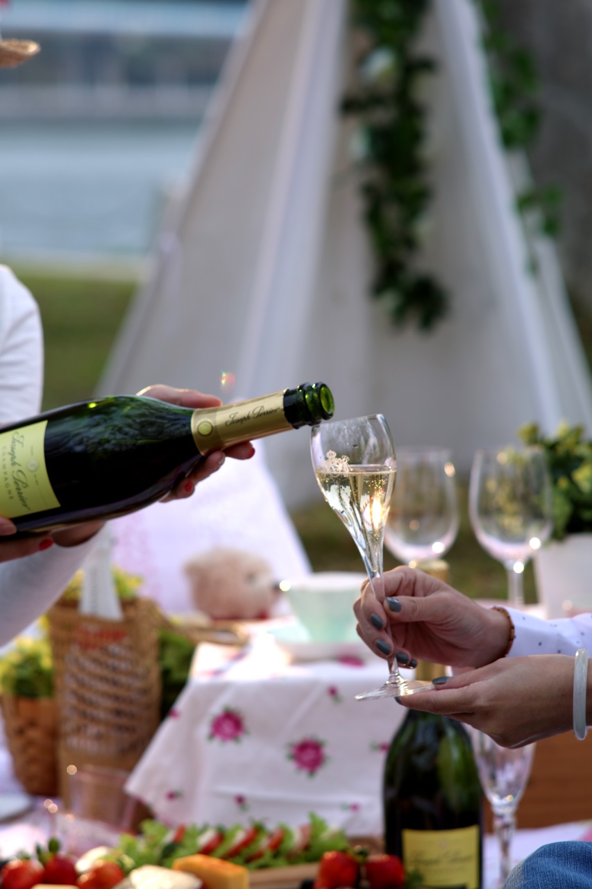 「Joseph Perrier Cuvée Royale Brut」使用23個不同葡萄園的葡萄精心釀製，散發柑橘、蘋果、蜜桃、香草、肉桂等迷人香氣。（2,100元／瓶，代理商：美多客）