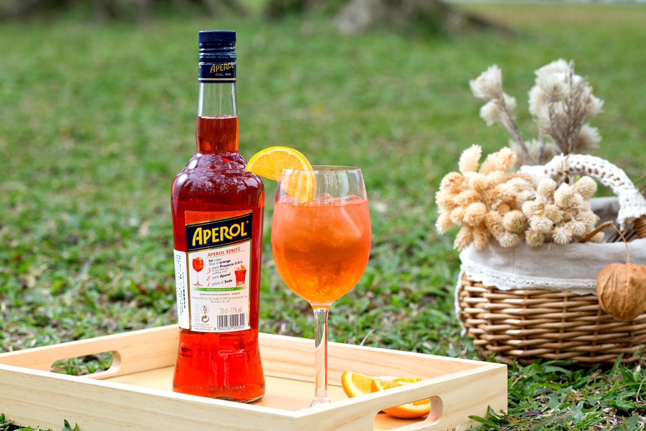 來一杯「APEROL」調酒，戶外野餐更添色彩與風格。（750元／瓶，代理商：康達吉爾02-2591-9555）