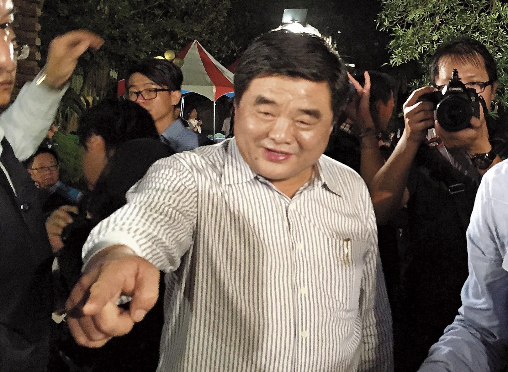 外傳前雲林縣長張榮味私下協助韓國瑜蒐集黨員連署書。