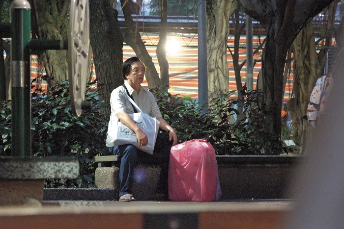 本刊直擊多天林爸行程，多半一個人出門、搭捷運、到二手商店採買，逛累了就坐在公園休息，看來十分孤單。