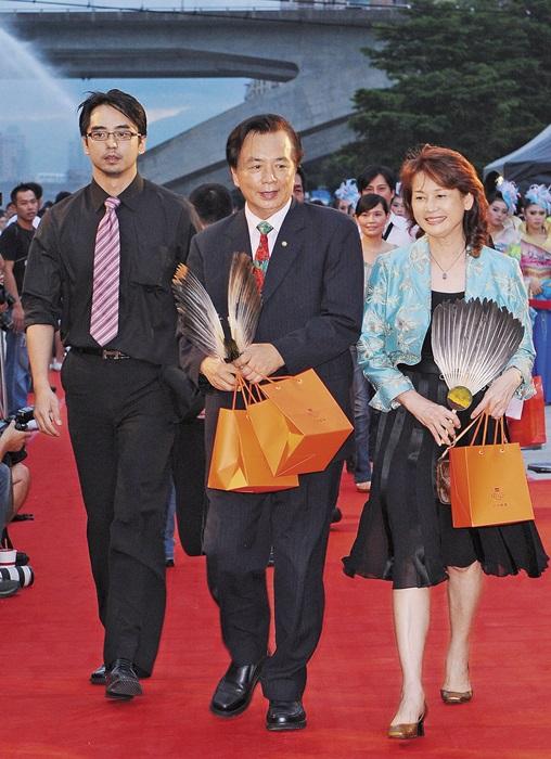 林志玲的哥哥林志鴻(左起),及爸爸林繁男、媽媽吳慈美,一家人感情很好。