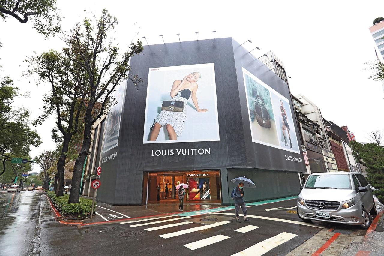 北市中山北路LV旗艦店現址當年也是黃添樑家產，黃家幾經周折才湊錢向政府買回遭沒收的1/2土地。