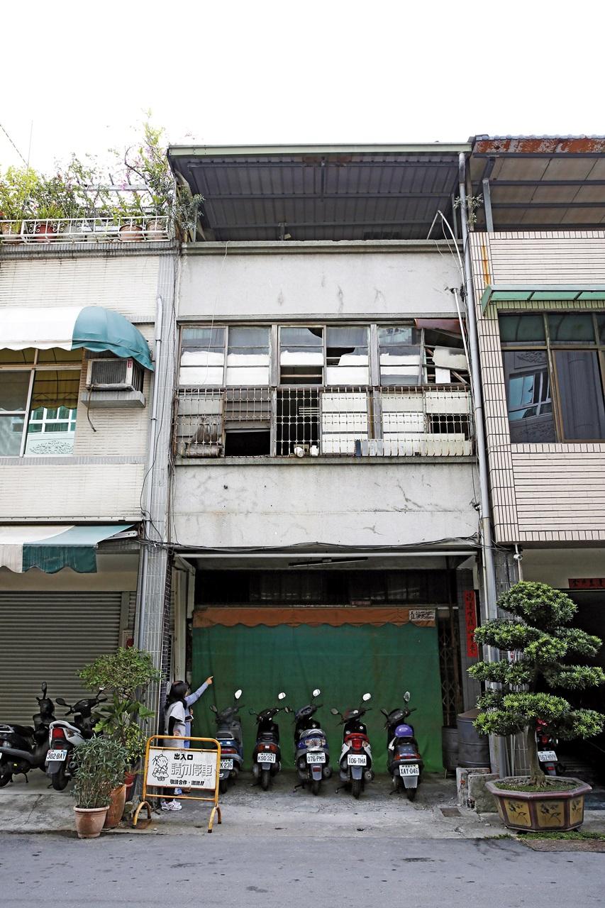 郭哲雄位於高雄六合夜市附近的透天厝,被政府收走1/2產權,得付使用費才能入住。