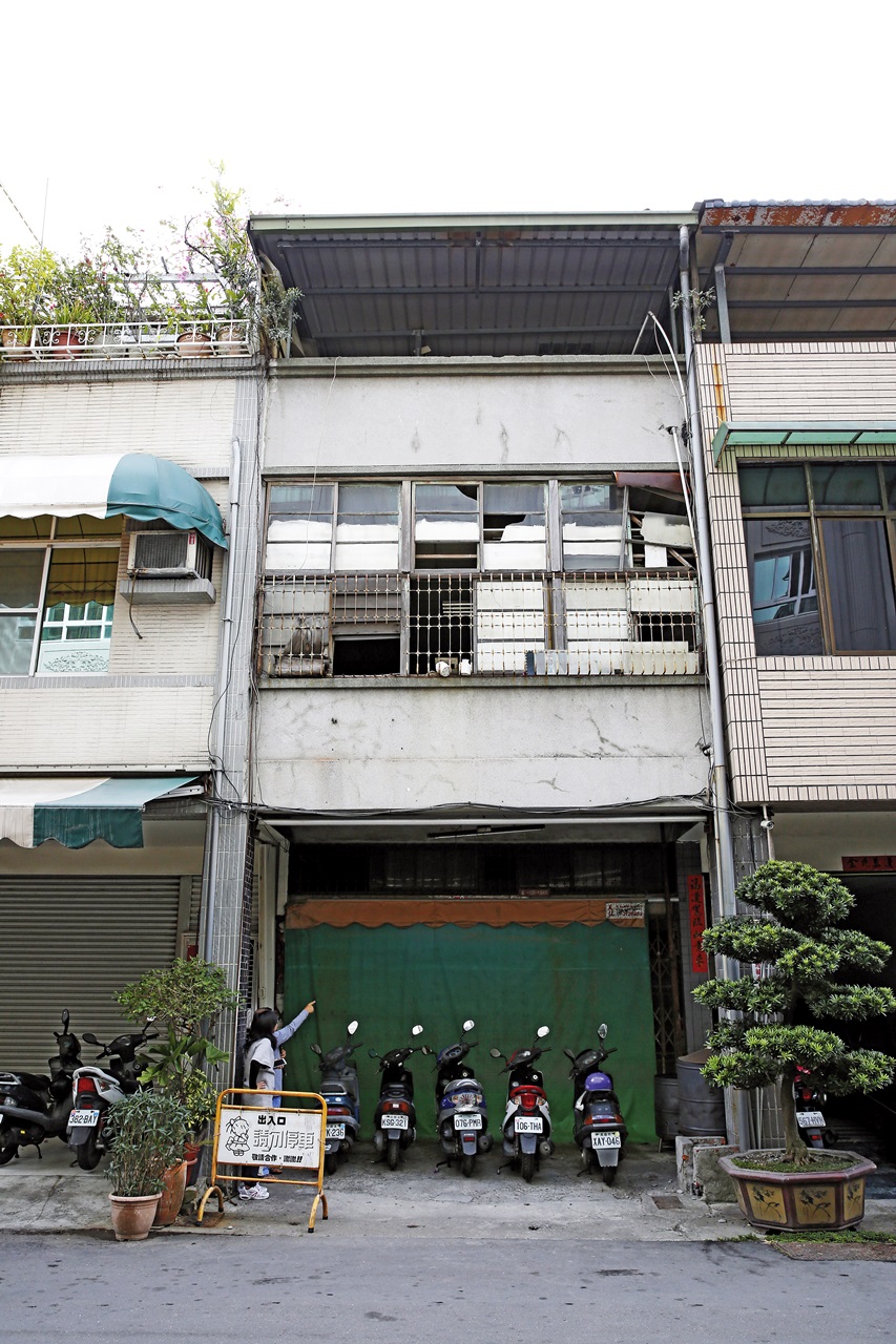 郭哲雄位於高雄六合夜市附近的透天厝，被政府收走1/2產權，得付使用費才能入住。