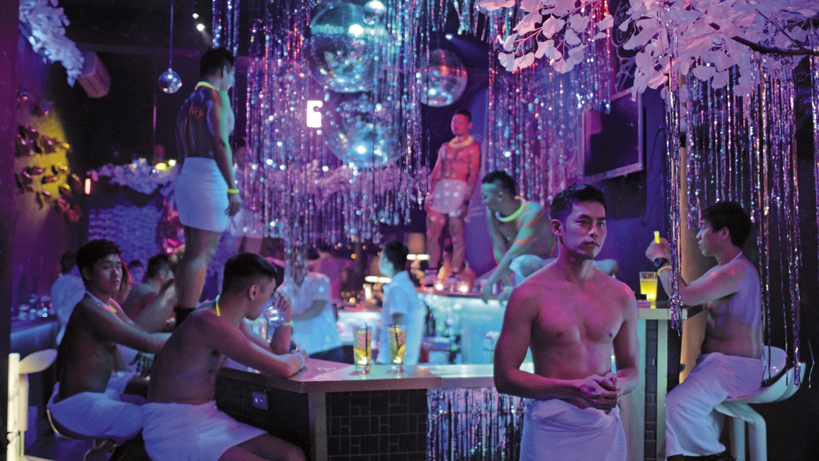 《紅樓夢》拍攝毛巾派對，號召數十位猛男演出活色生香的畫面，十分養眼。圖：馬棋朵提供