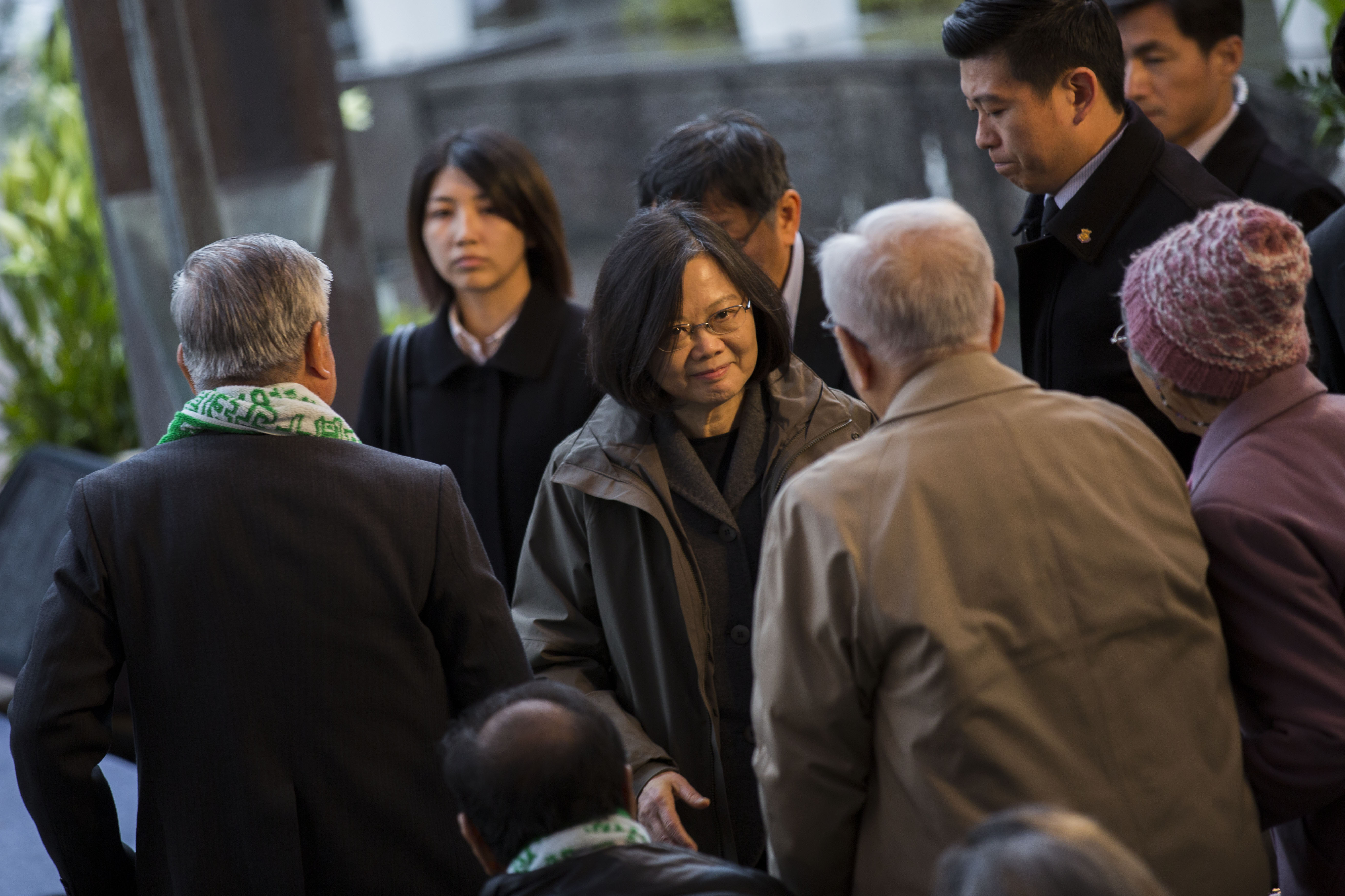 蔡英文前往228紀念公園出席中樞紀念儀式，並一一向受難者家屬握手致意。（攝影楊子磊）