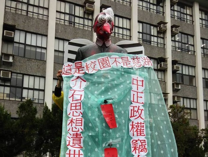 輔大蔣介石銅像年年被惡搞,去年被裝飾成「吸血瘧蚊」。