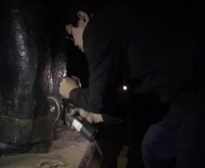 輔大學生今凌晨衝入校園鋸蔣介石銅像。