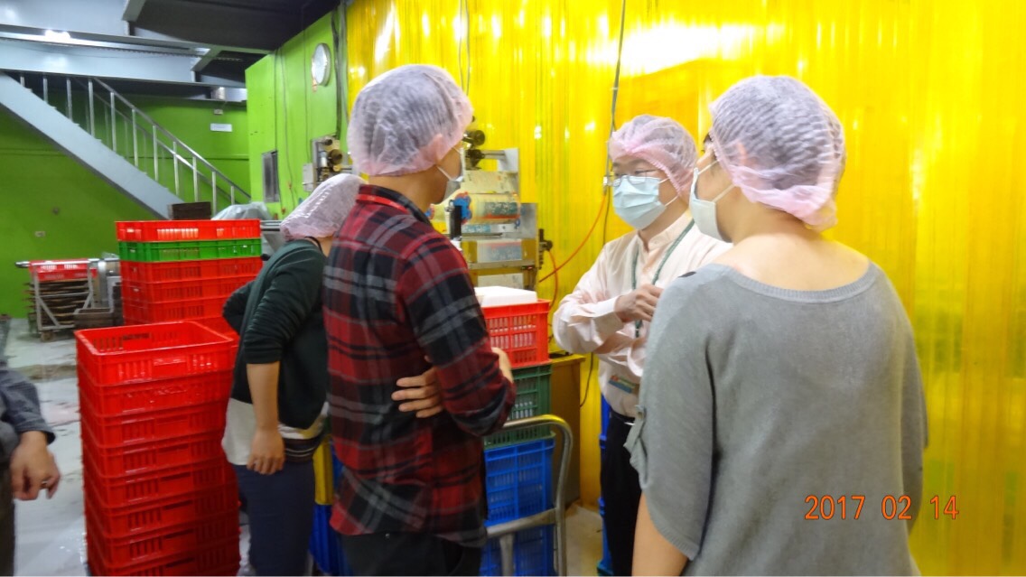 衛生局105年稽查筌聖老家食品公司經查有紗窗破損、食材應離地存放等缺失即令其限期改正。