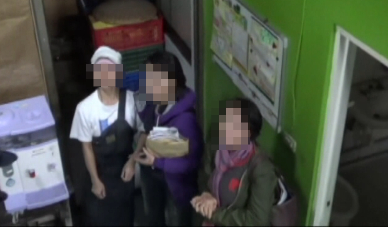 非法移工阿芳目前被安置,並獲合法工作證,做看護工作。