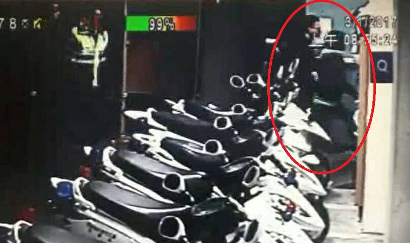 李女和周姓網友在周男父親陪同下，1日上午到萬芳派出所報到。