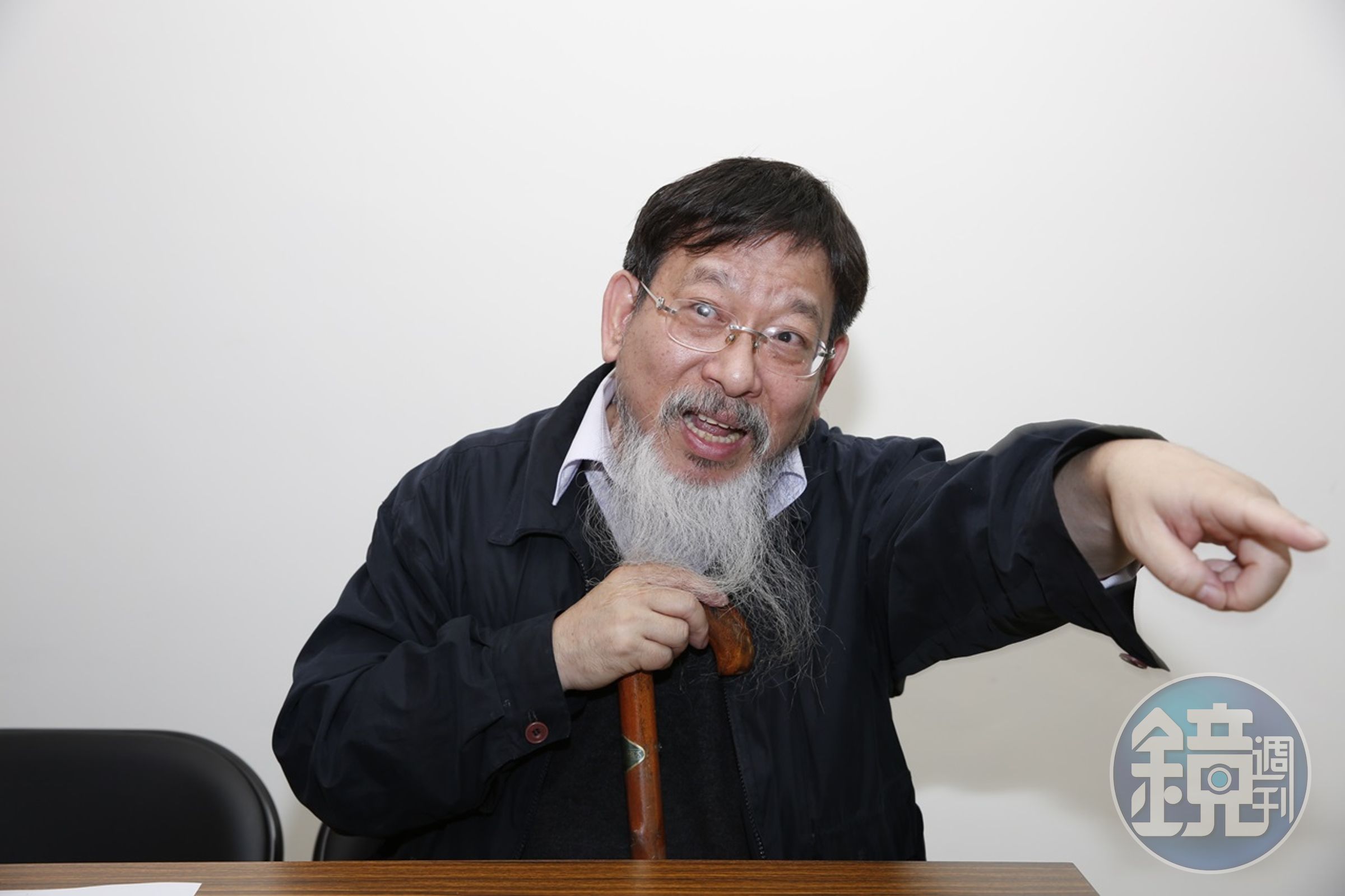 張靜今天除了道歉，他還左批司法院長許宗力，右虧總統姪子蔡元仕。